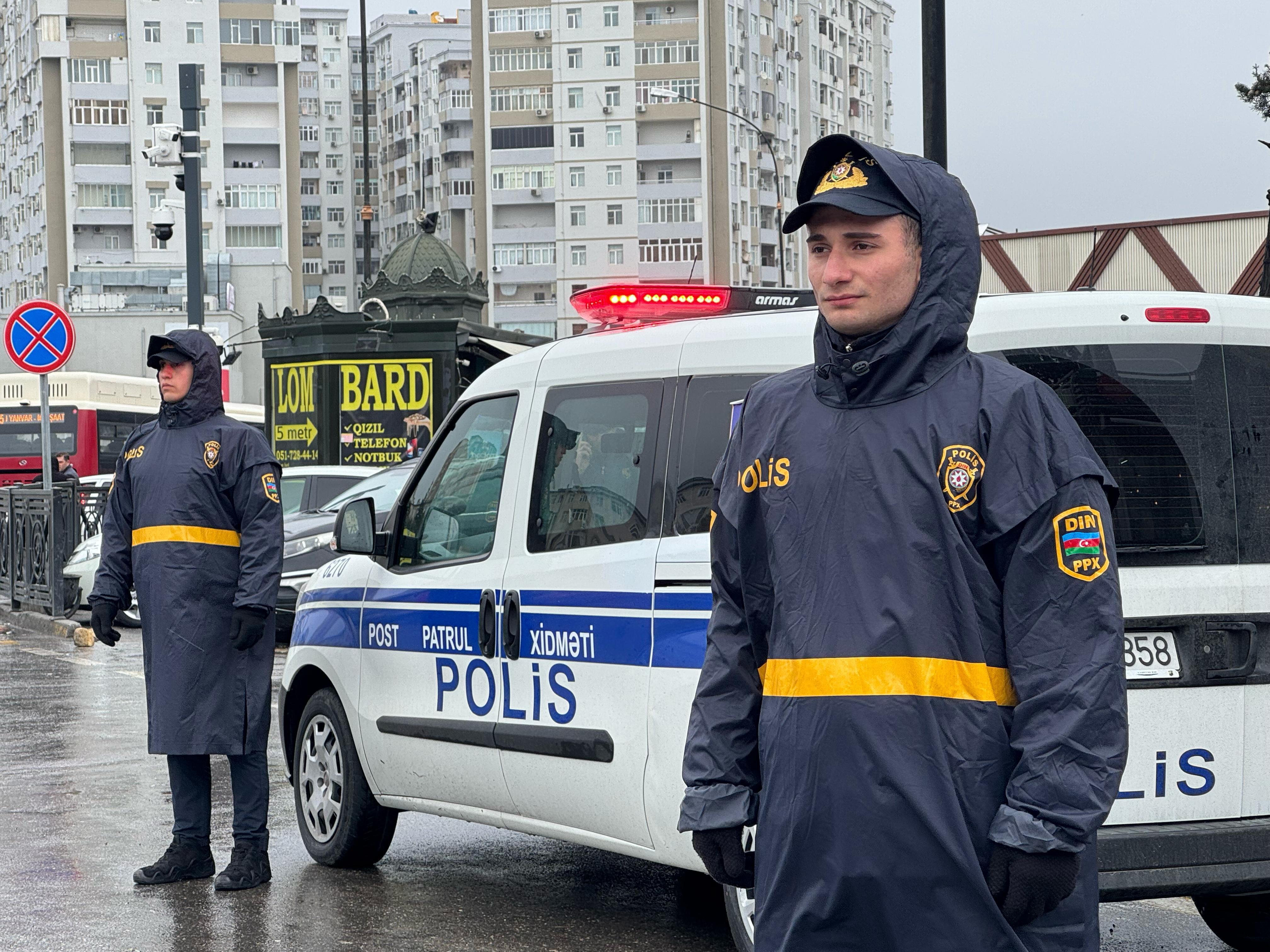 İntensiv yağıntılarla əlaqədar əlavə polis naryadları xidmətə cəlb olundu &ndash; VİDEO