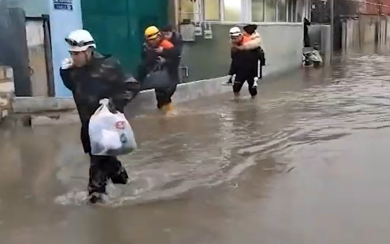 Bakının iki rayonunda evlərini su basan sakinlər təxliyə edildilər - VİDEO Bakının iki rayonunda evlərini su basan sakinlər təxliyə edildilər - VİDEO