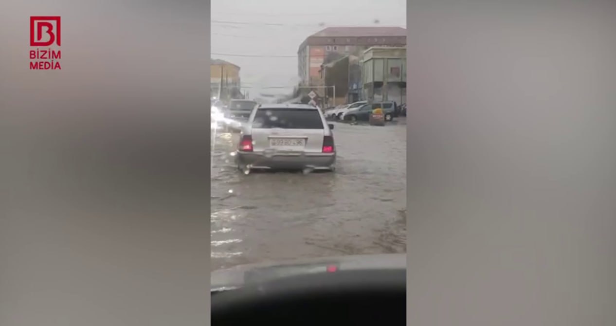 Masazır sular altında &ndash; Yağış yolları keçilməz etdi &ndash; VİDEO