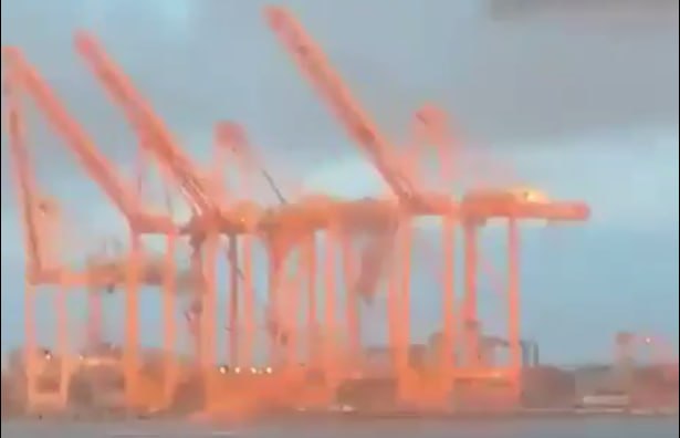 İrandan Salala limanına dron hücumu – VİDEO İrandan Salala limanına dron hücumu – VİDEO