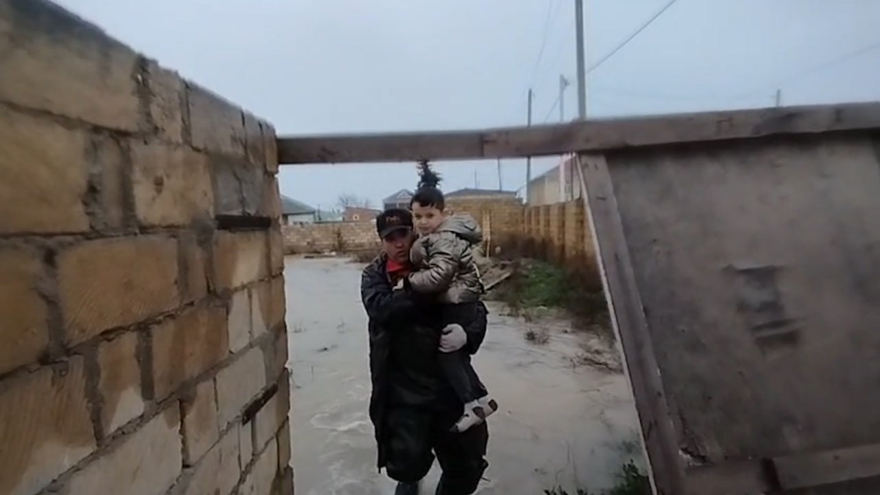 8 azyaşlı su basmış ərazilərdən təxliyə edildi – VİDEO 8 azyaşlı su basmış ərazilərdən təxliyə edildi – VİDEO