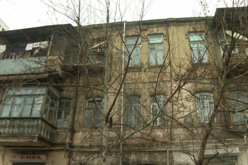 Bakıda bina qəzalı vəziyyətə düşdü - VİDEO Bakıda bina qəzalı vəziyyətə düşdü - VİDEO