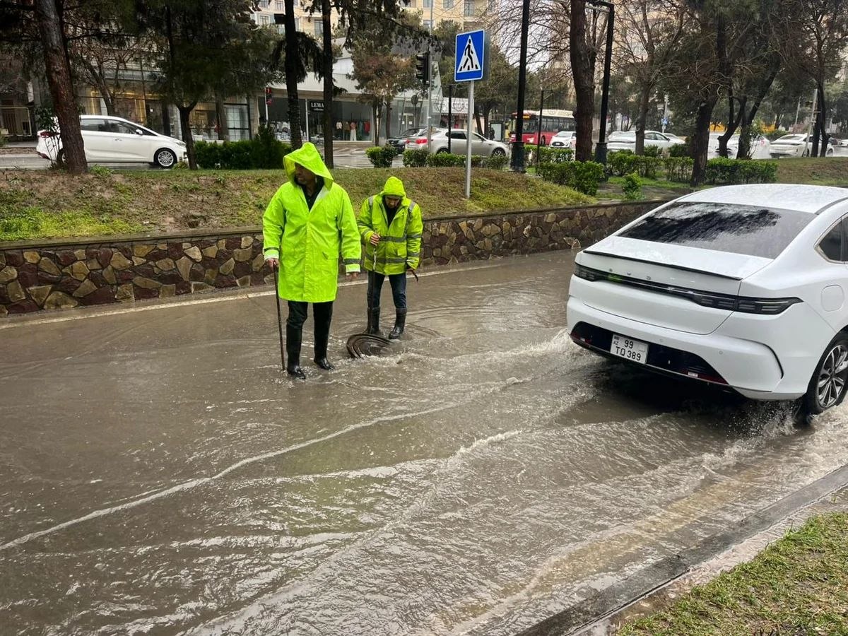 Kommunal xidmətlər paytaxtda gücləndirilmiş iş rejimində ÇALIŞIR - FOTO Kommunal xidmətlər paytaxtda gücləndirilmiş iş rejimində ÇALIŞIR - FOTO