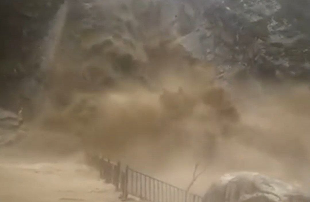 Güclü leysan yağışları Mahaçqalanı su altında qoydu - VİDEO Güclü leysan yağışları Mahaçqalanı su altında qoydu - VİDEO