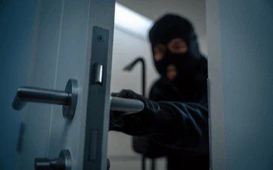 Qayınanasının mənzilindən oğurluq etdi