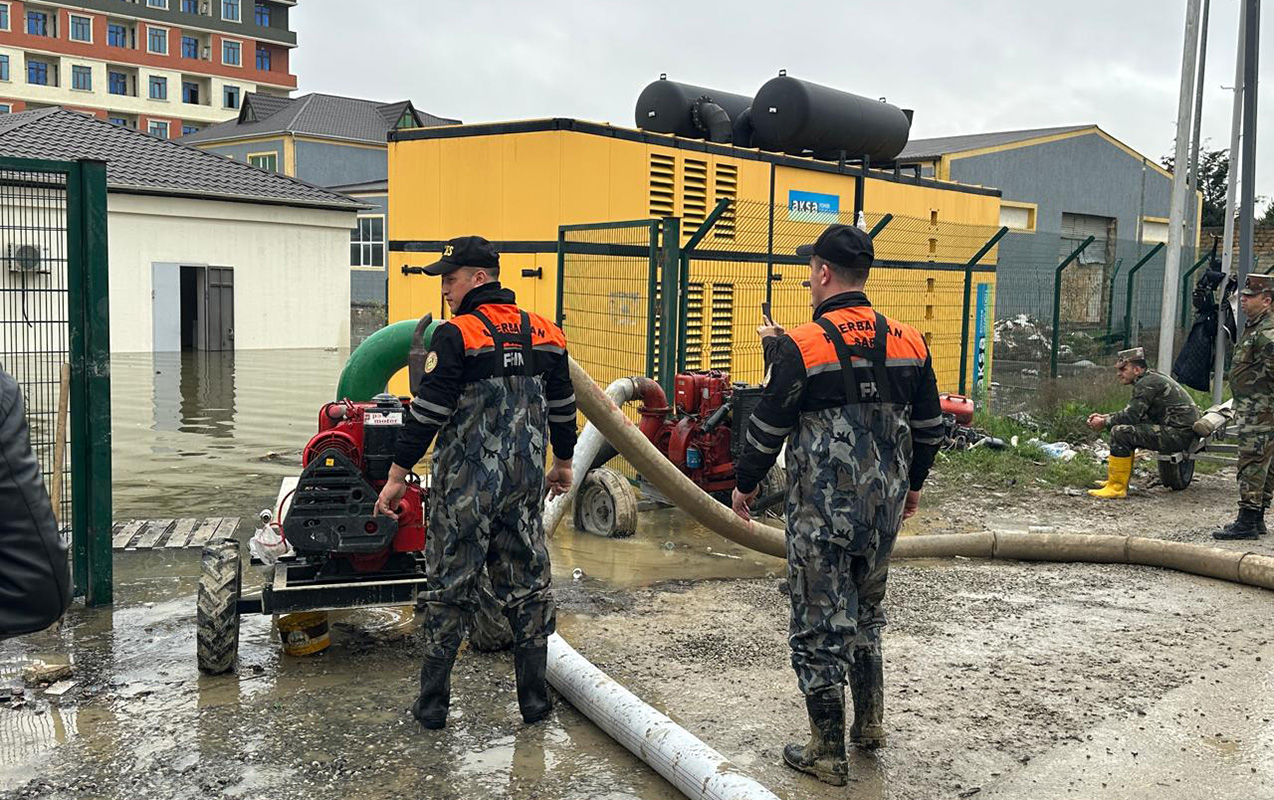 Abşeronda yağışın yaratdığı fəsadlar belə aradan qaldırılır - FOTO Abşeronda yağışın yaratdığı fəsadlar belə aradan qaldırılır - FOTO