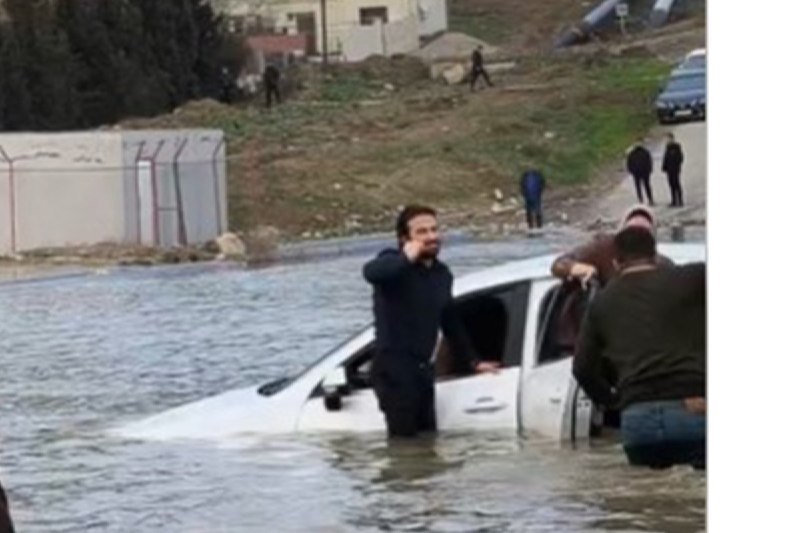 Bakı&ndash;Sumqayıt yolunda avtomobil gölməçəyə düşdü