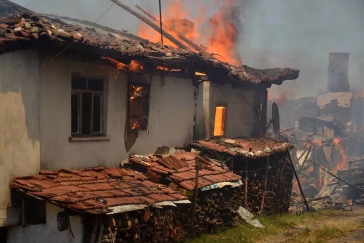 Qəbələdə yaşayış evi yandı