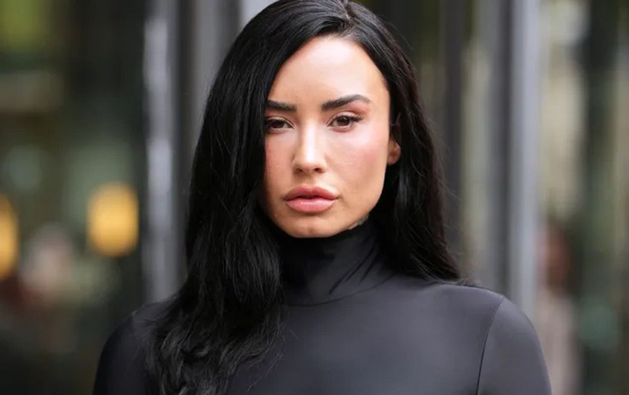 İllər sonra səhnəyə qayıdır - FOTO