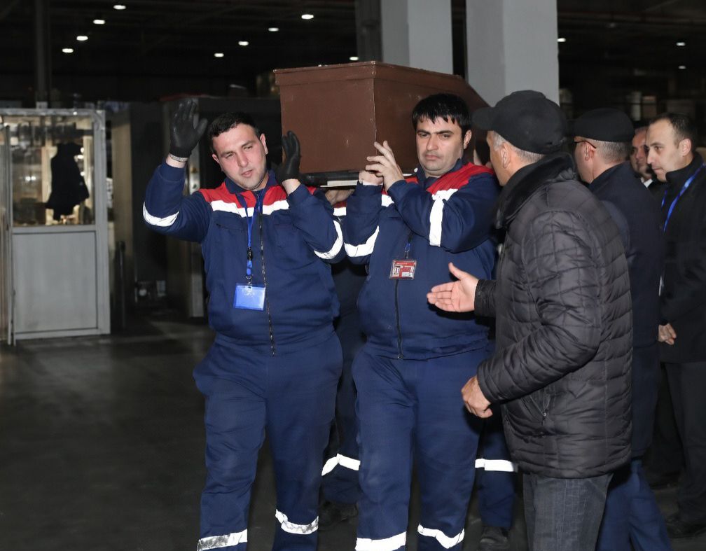 Rasim Balayevin cənazəsi ölkəyə GƏTİRİLDİ - VİDEO Rasim Balayevin cənazəsi ölkəyə GƏTİRİLDİ - VİDEO