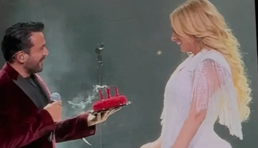 Emre Altuğdan Roza Zərgərliyə səhnədə sürpriz - VİDEO Emre Altuğdan Roza Zərgərliyə səhnədə sürpriz - VİDEO