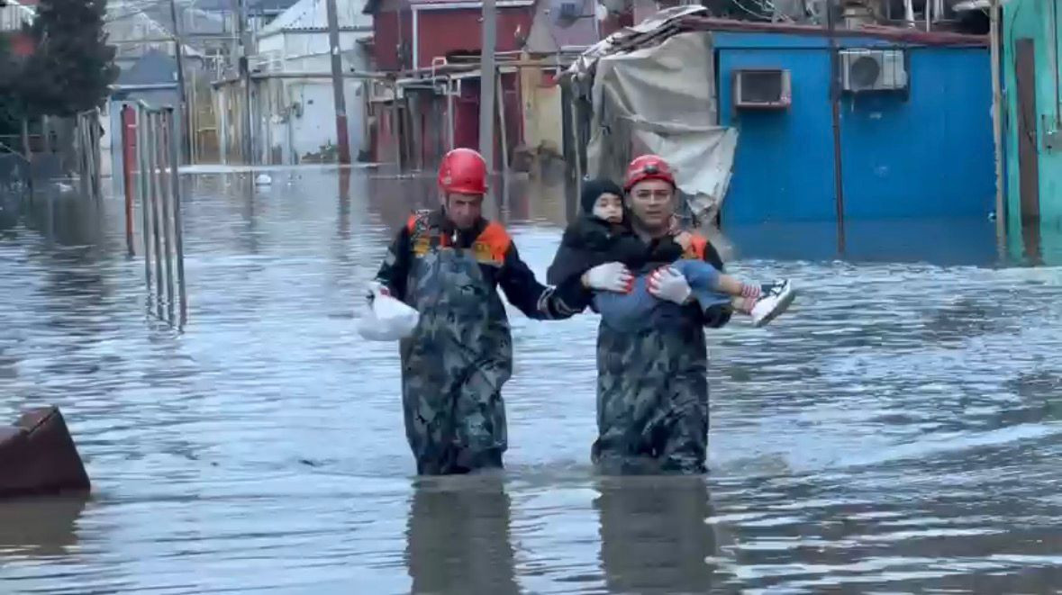 FHN su basmış ərazilərdən 454 nəfəri təxliyə edib – FOTO/VİDEO FHN su basmış ərazilərdən 454 nəfəri təxliyə edib – FOTO/VİDEO