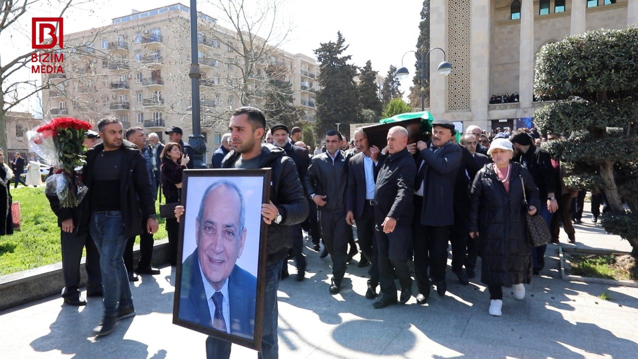 Xalq artisti Rasim Balayev alqışlarla son mənzilə yola salındı - VİDEO Xalq artisti Rasim Balayev alqışlarla son mənzilə yola salındı - VİDEO