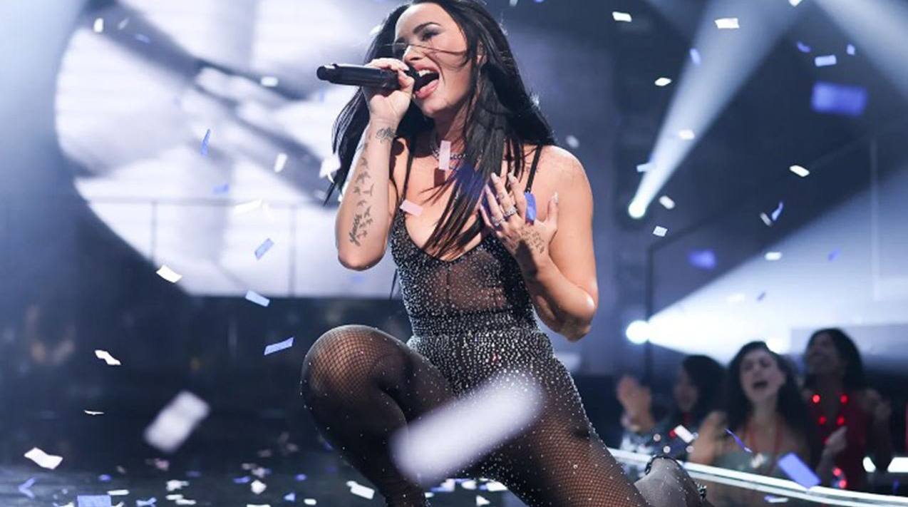 İllər sonra səhnəyə qayıdır - Fotolar İllər sonra səhnəyə qayıdır - Fotolar