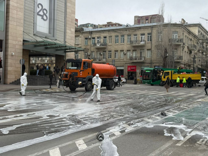 Paytaxtın 555 küçəsi yuyulub - FOTO Paytaxtın 555 küçəsi yuyulub - FOTO