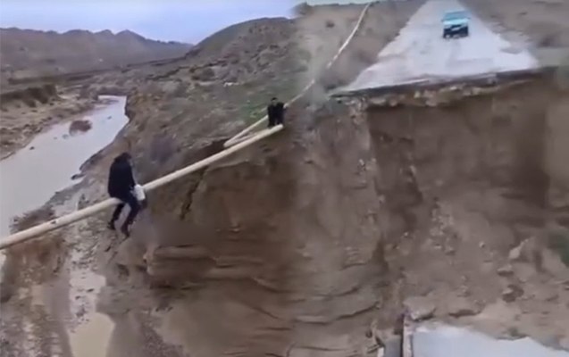 Qaradağda yolu sel apardı - Belə keçirlər - VİDEO