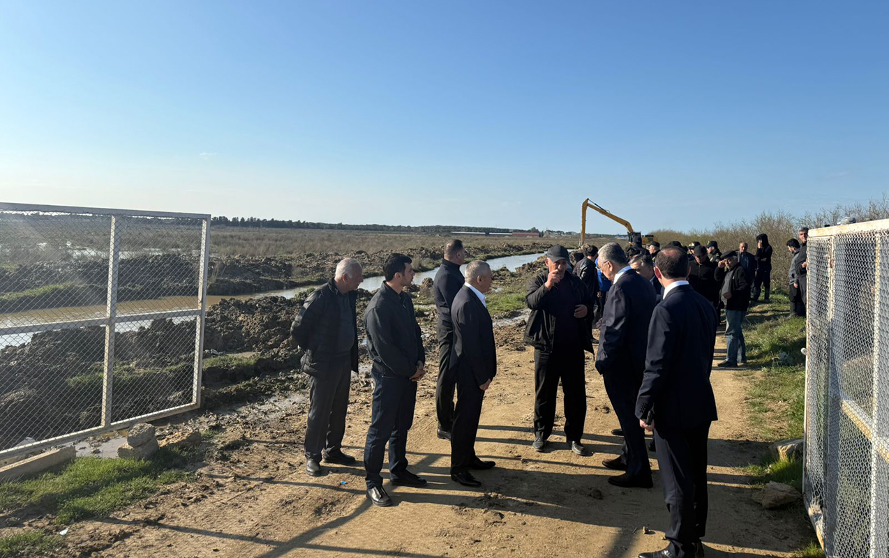 Eldar Əzizov Ramanada su basmış ərazilərdə: Tapşırıqlar verdi – FOTO Eldar Əzizov Ramanada su basmış ərazilərdə: Tapşırıqlar verdi – FOTO