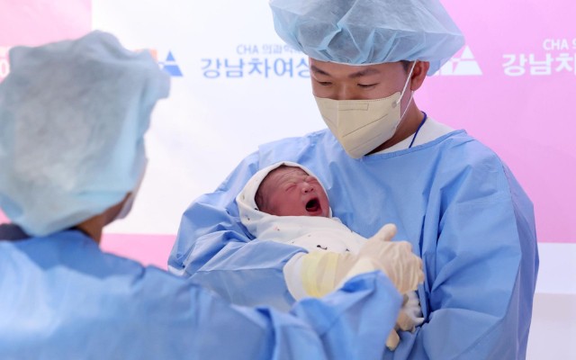 Bu şəhərdə 17 il sonra ilk dəfə uşaq dünyaya gəldi &ndash; FOTO