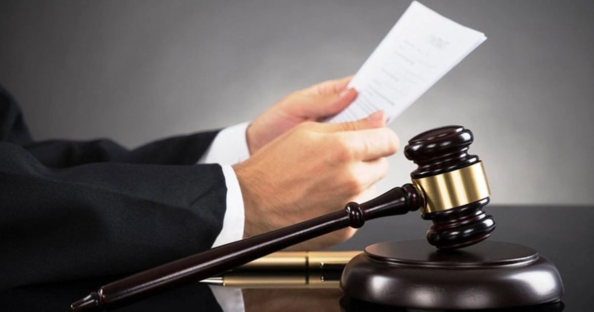 Bakıda kürəkənini öldürmək istəyən ata ilə oğlunun cəzası azaldıldı