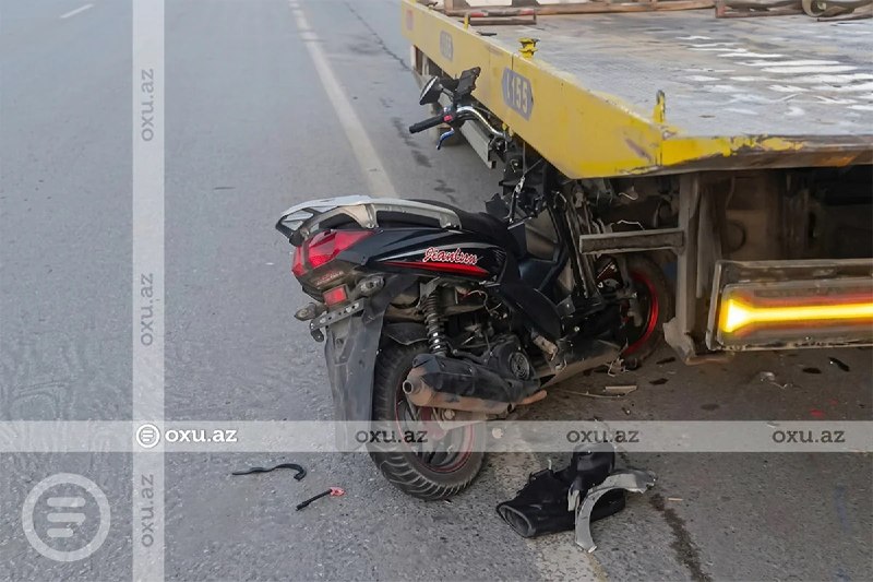 Babək prospektində moped evakuatora çırpıldı - VİDEO