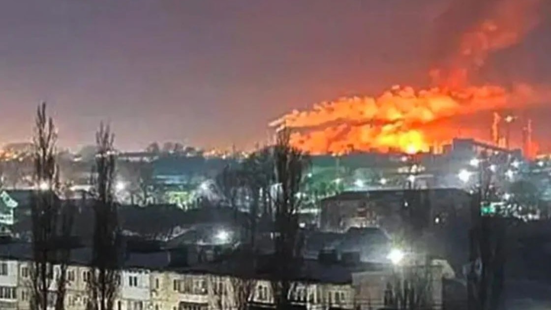 Ukrayna Ufada neft emalı zavoduna zərbə endirdi - VİDEO