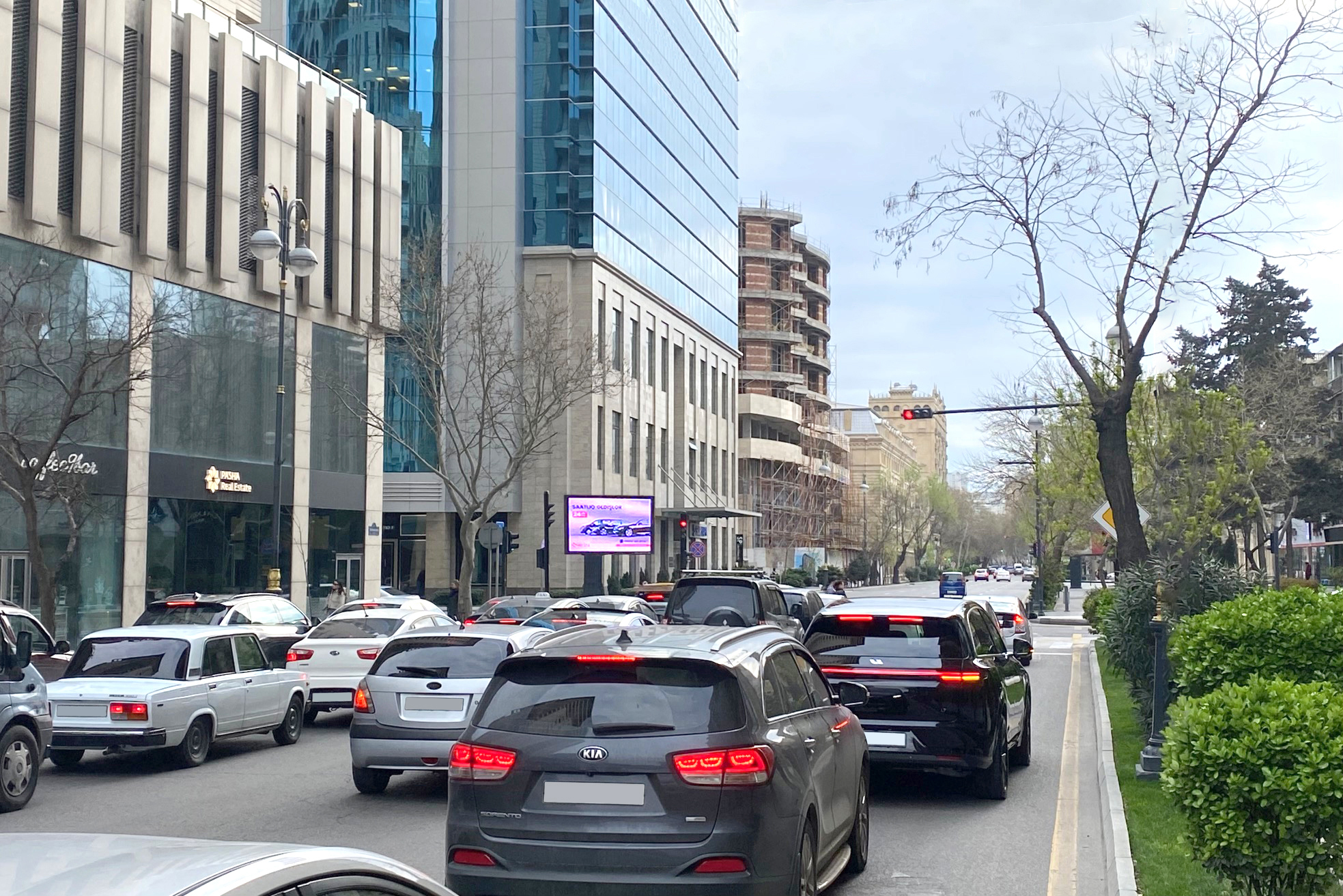 Üzeyir Hacıbəyov küçəsində HƏRƏKƏTİN TƏŞKİLİ DƏYİŞDİ - FOTO