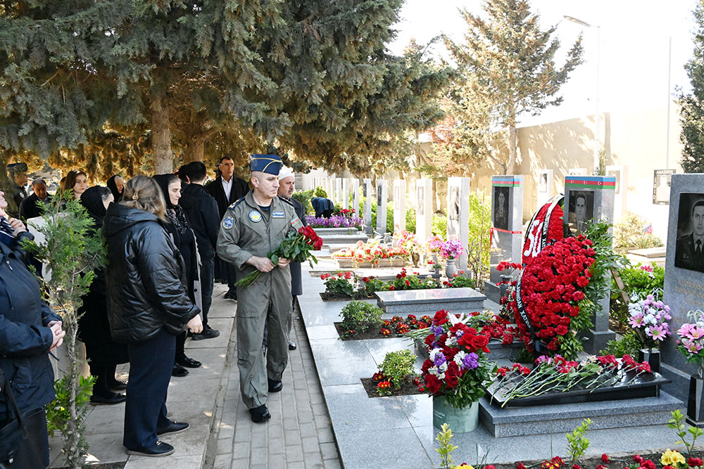 Aprel döyüşlərinin qəhrəman pilotları anıldı &ndash; FOTO/VİDEO