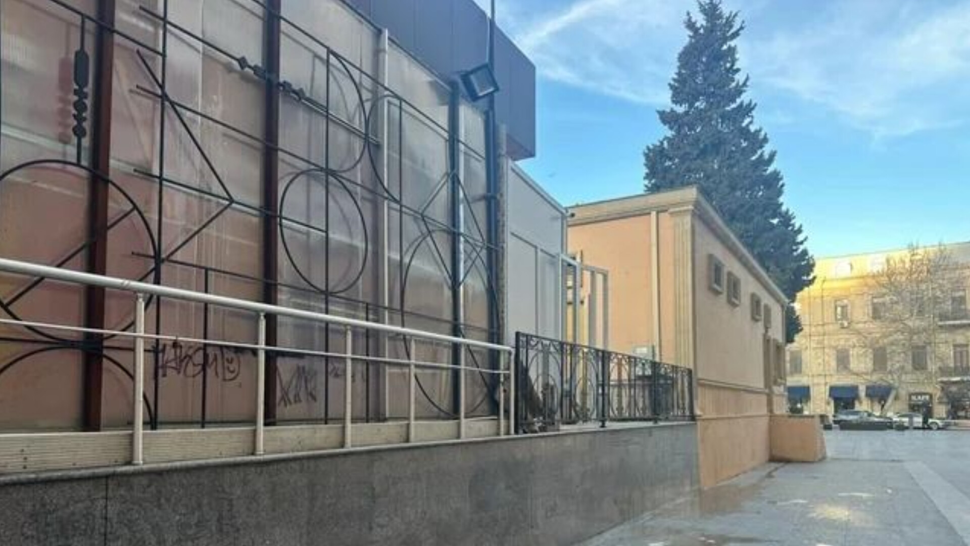 Bakıda tarixi binaya qarşı VANDALİZM - FOTO