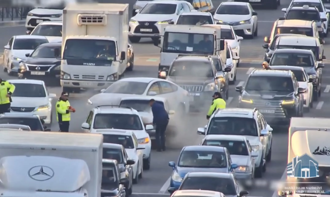 Bakıda yolun ortasında yanan avtomobil belə söndürüldü &ndash; ANBAAN VİDEO