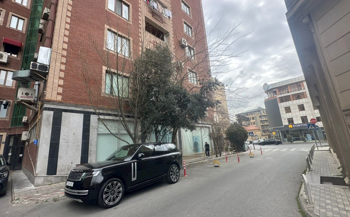 Bakıda "Land Rover"in sürücüsü həyəti özününküləşdirdi &mdash; FOTOLAR