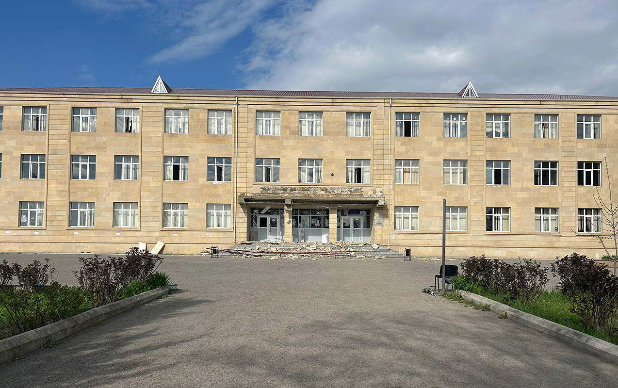 Güclü külək məktəb binasına zərər vurdu &ndash; FOTO