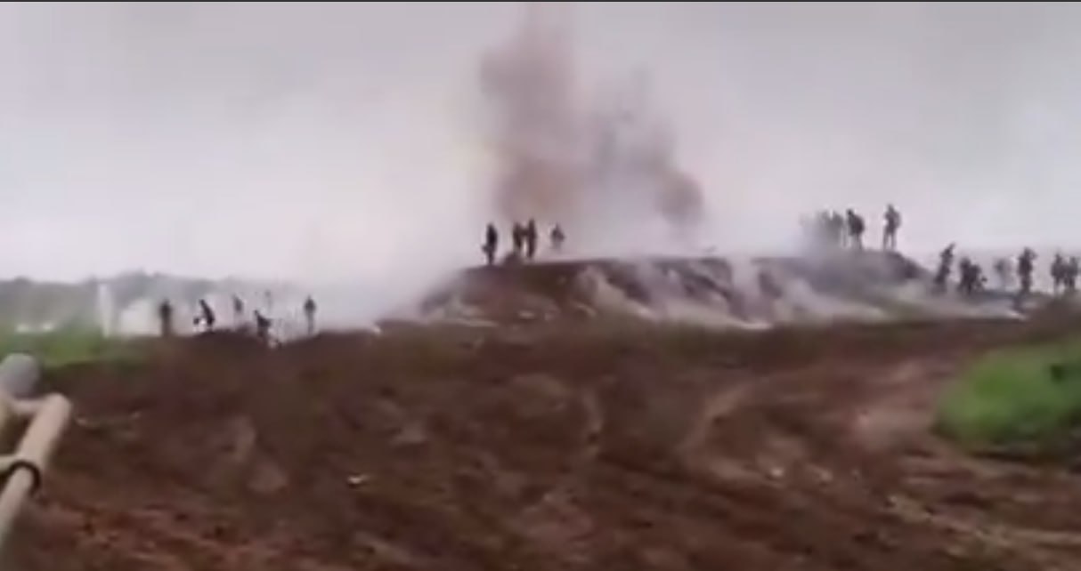 Çində TRAGİKOMİK HADİSƏ &ndash; Qumbaranı yanlışlıqla komandirlərə atdı &ndash; VİDEO