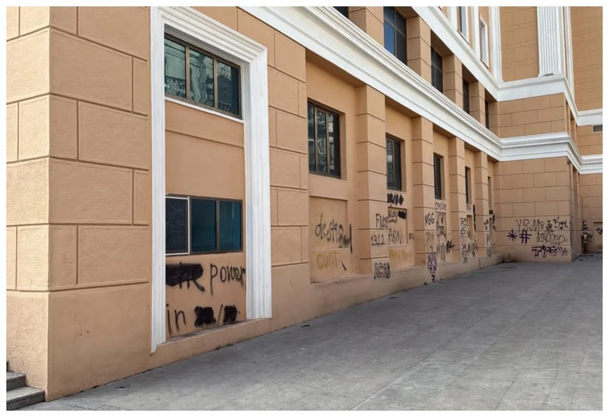 Nizami Kino Mərkəzinin divarına qrafiti çəkən yeniyetmələr SAXLANILDI