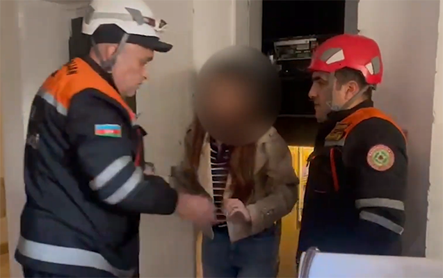 Liftdə köməksiz qalan qadın belə xilas edildi &ndash; VİDEO