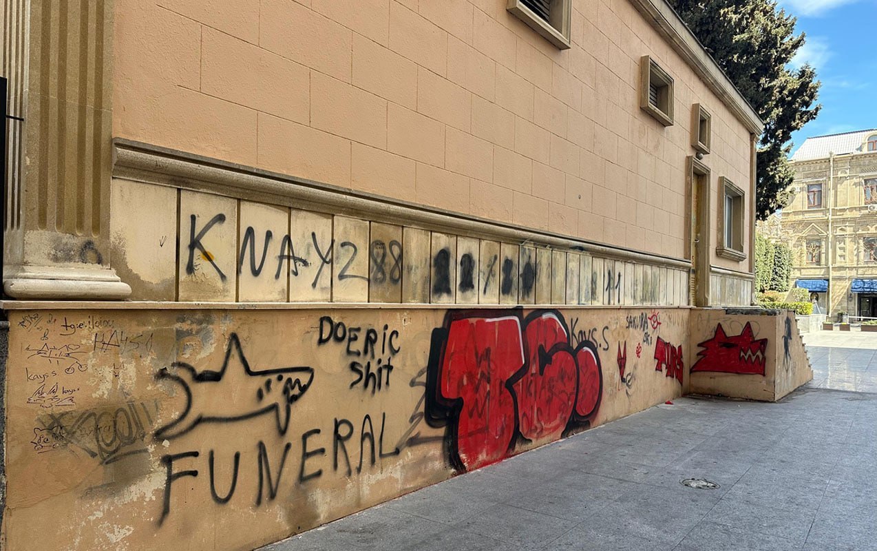 Bakıda tarixi binanı zədələyənlərin FOTOLARI