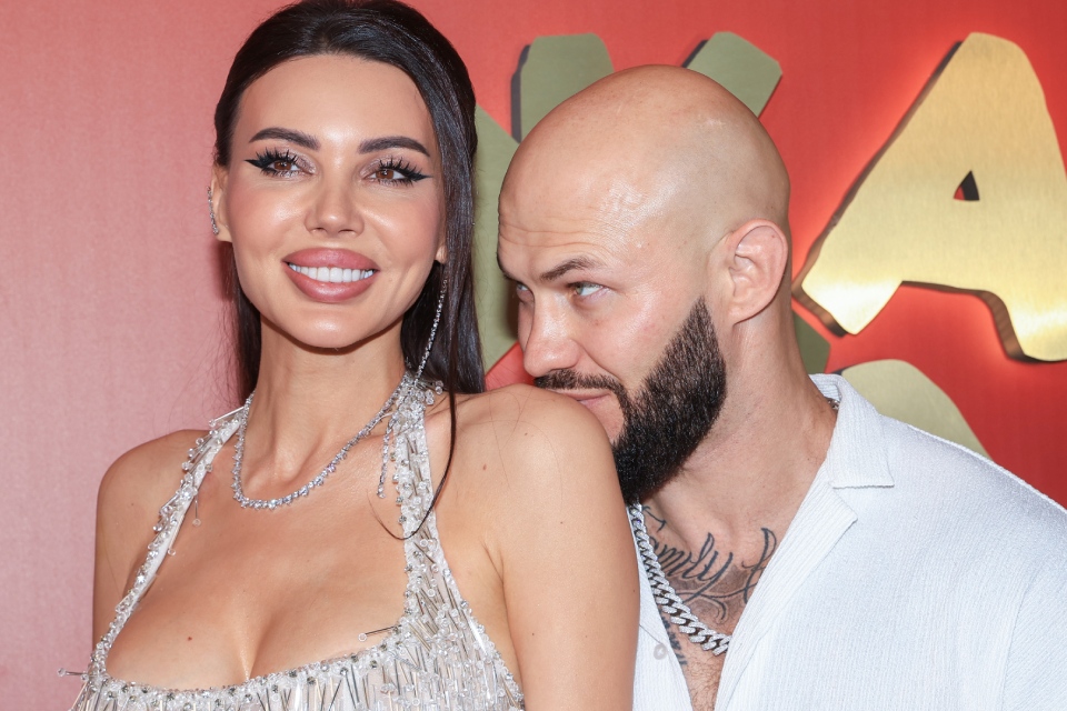 Ciganla boşanandan sonra məclisə bu paltarla gəldi - FOTO