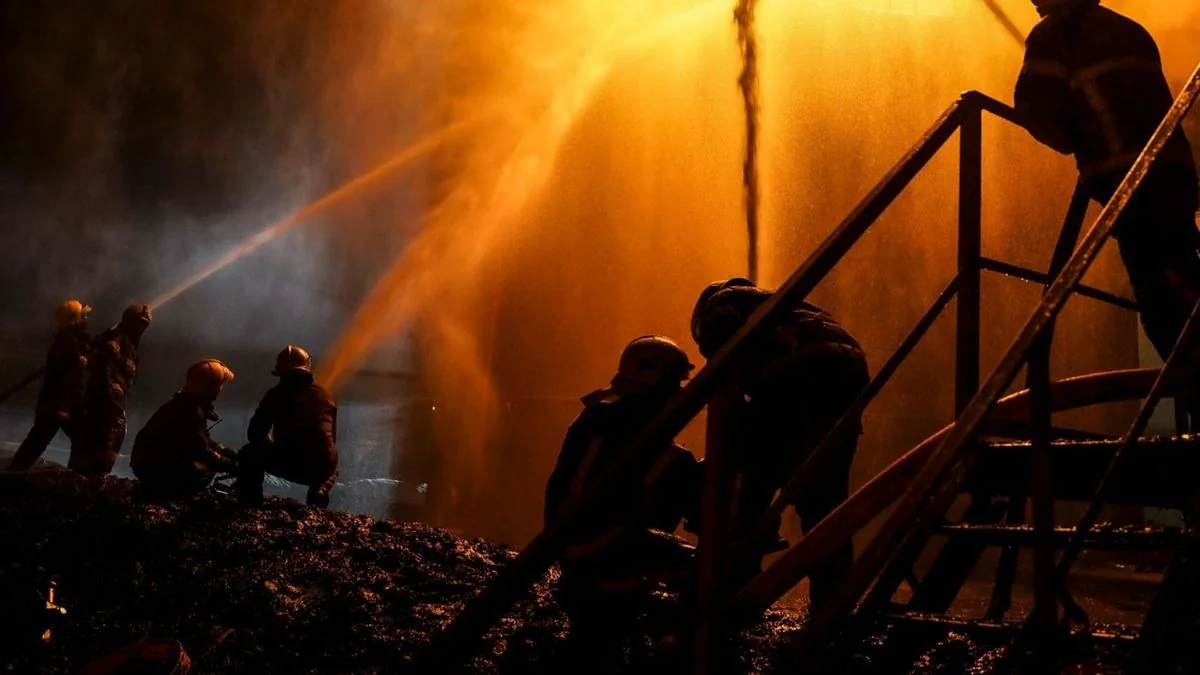 Kiyevin Borşaqovka rayonunda partlayışlar: Yanğın başladı - VİDEO