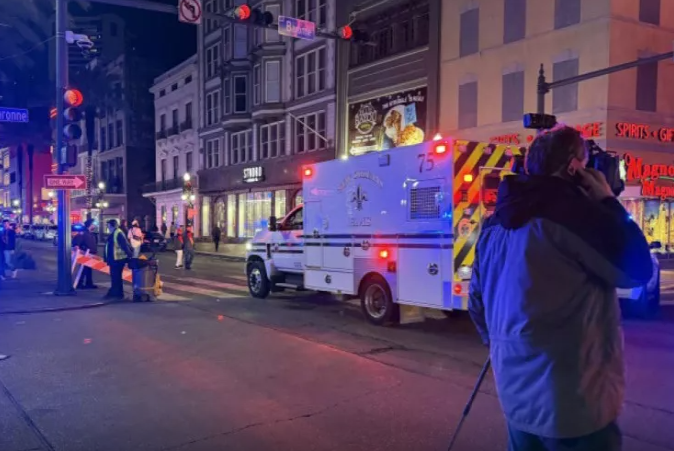 Naməlum şəxs avtomobili izdihamın üzərinə sürdü - 15 yaralı var Naməlum şəxs avtomobili izdihamın üzərinə sürdü - 15 yaralı var