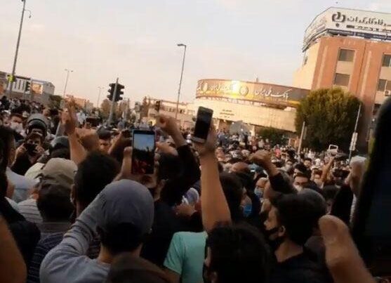 Tehran sakinləri: &ldquo;İran gözlərimizin qarşısında məhv edilir&rdquo;