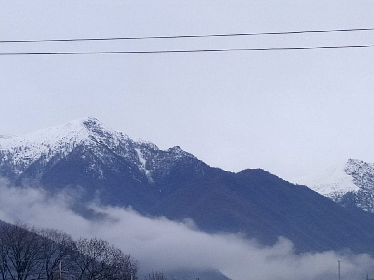 Şimal-Qərb bölgəsində fərqli MƏNZƏRƏ: Dağlarda qar, yollarda duman... - FOTO/VİDEO