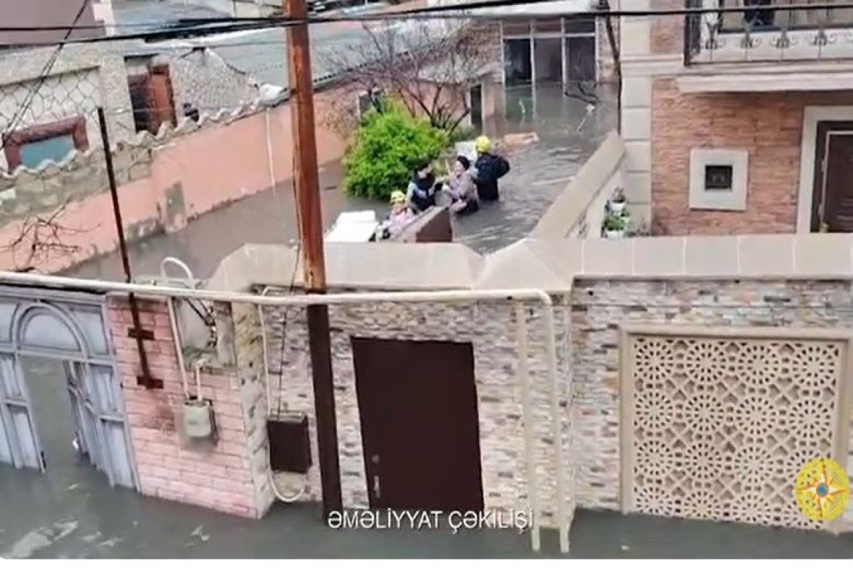 FHN-in əməkdaşları bu ərazidən insanları təxliyyə etdi - VİDEO FHN-in əməkdaşları bu ərazidən insanları təxliyyə etdi - VİDEO