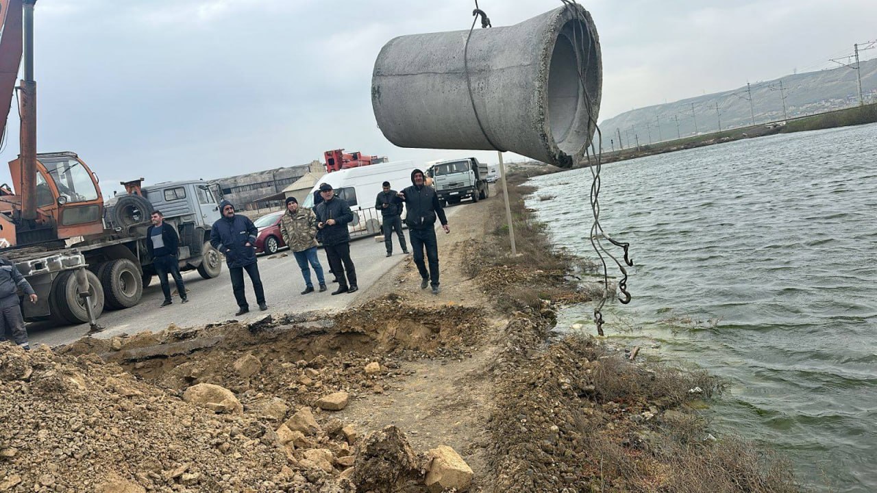 Leysana görə Puta gölünə beton boru qoyuldu - VİDEO Leysana görə Puta gölünə beton boru qoyuldu - VİDEO