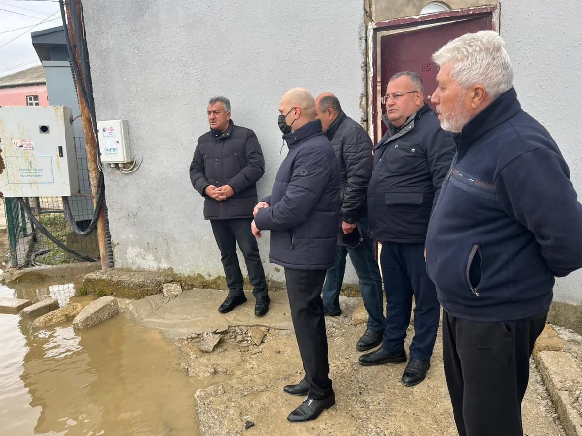 Yağışın problem yaratdığı ərazilərdə sakinlərlə görüş - FOTO Yağışın problem yaratdığı ərazilərdə sakinlərlə görüş - FOTO