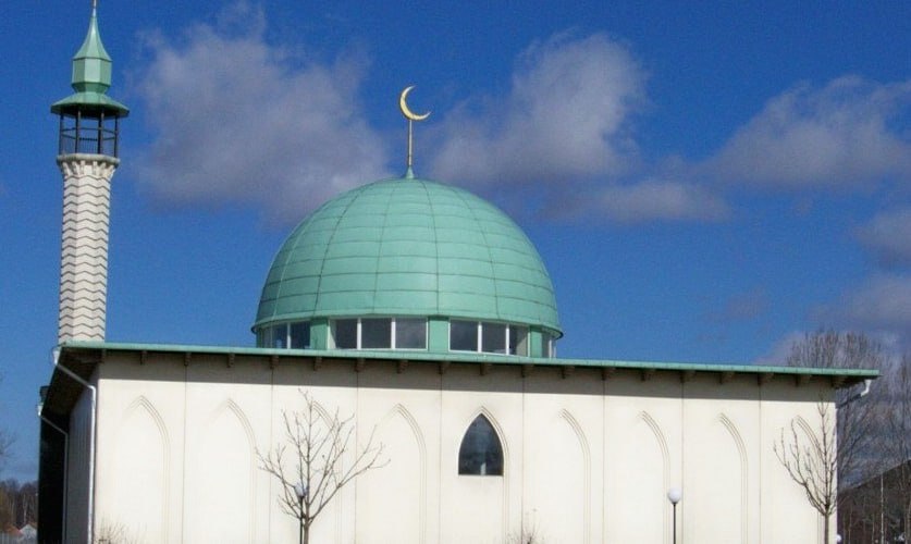 Məscidə qanla xaç çəkildi: Müsəlmanlara açıq təhdid