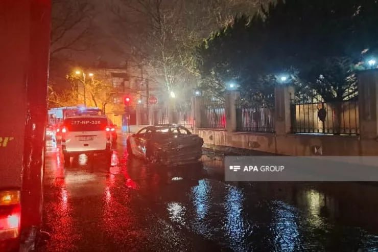 Hərbi Prokurorluğun qarşısında maşın yandı - FOTO/VİDEO