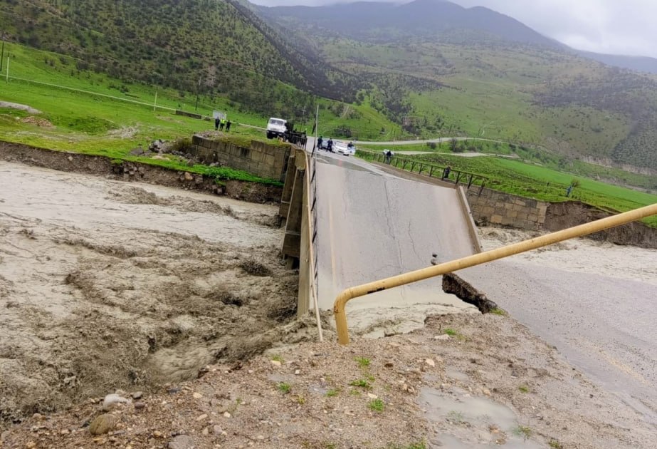 Siyəzən-Məşrif avtomobil yolunda körpü uçdu - VİDEO