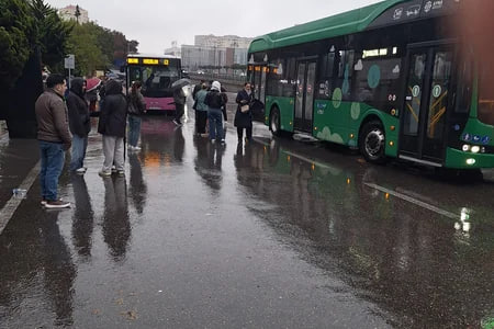 Bakıda avtobusların yolunu gözləyənlərin DİQQƏTİNƏ