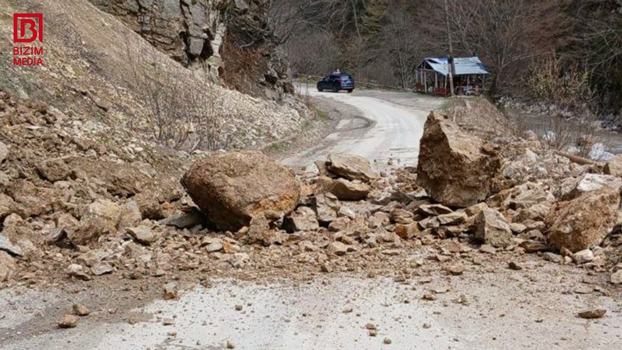 Qubada sürüşmə baş verən yol belə təmizlənir &ndash; VİDEO