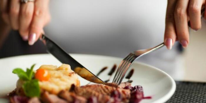 Azərbaycanda qadın yemək yeyərkən faciəvi şəkildə ölüb Azərbaycanda qadın yemək yeyərkən faciəvi şəkildə ölüb