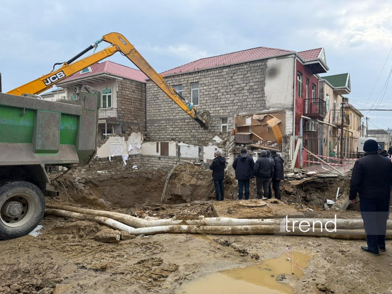 Bakıda kollektor üzərində tikilən ev tam söküldü - FOTO/VİDEO Bakıda kollektor üzərində tikilən ev tam söküldü - FOTO/VİDEO